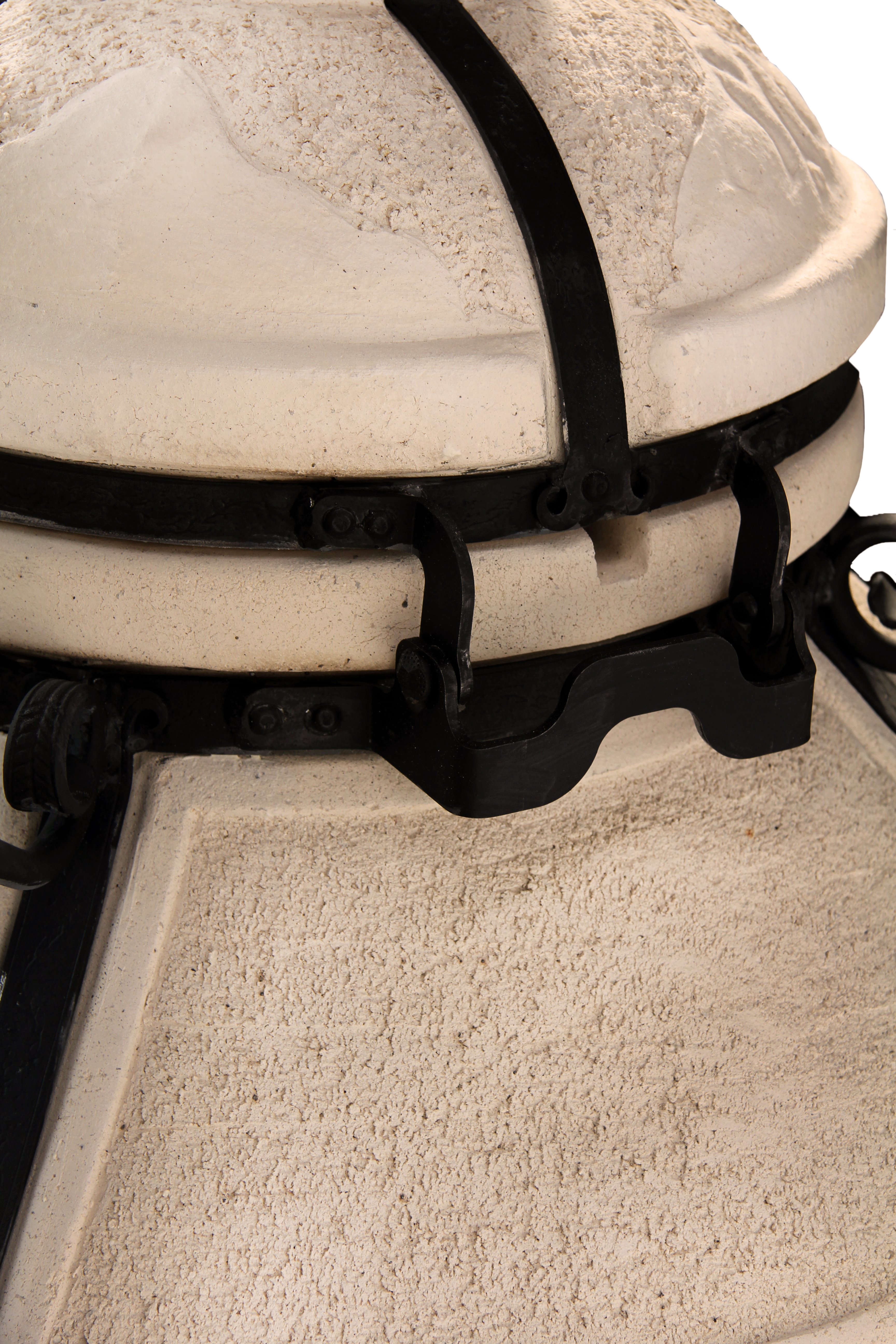Detailansicht des stabilen Klapp- und Scharniermechanismus am Deckel des Amphora Tandoor Aladdin